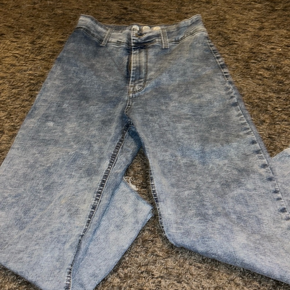 Not my color, it’s light to medium wash, flare and never been worn